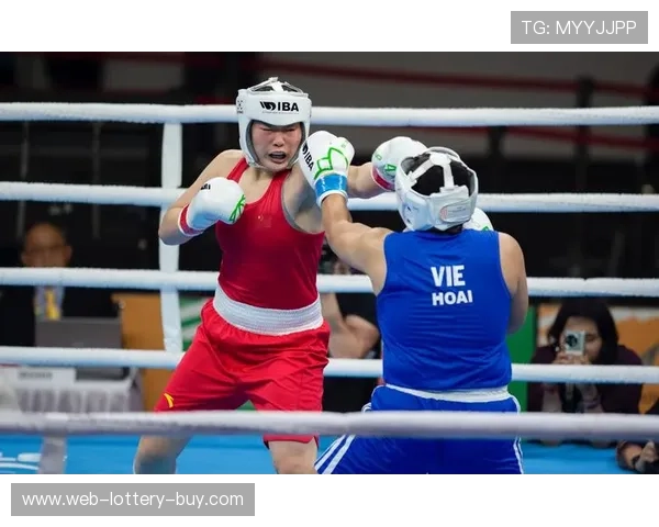 女子拳击比赛精彩瞬间：力与美的碰撞